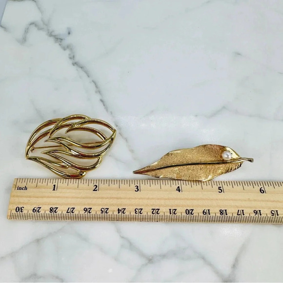 Vintage Leaf Brooches 2 Pins Monet Kramer Signed Gold Tone Pearl - Picture 10 of 11